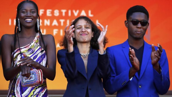 La réalisatrice Mati Diop (au centre) le 16 mai 2019 à Cannes, où son film « Atlantique » est en compétition pour la Palme d’or  - © REUTERS/Eric Gaillard
