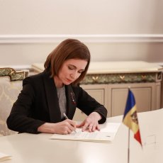 La Présidente Maia Sandu signe la demande d'adhésion à l'UE © DR 