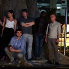 Véronika, Sabine, Iris, Jan, Sufo, Paul et Thomas protégé par le fromager (...) © Arnaud Galy - Agora francophone 