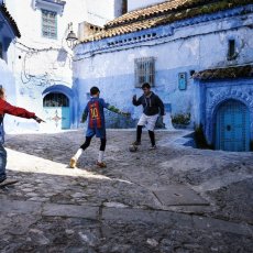 Enfants jouant au foot dans les rues de Chefchaouen - Maroc © Joseph Ouechen - exposition IMA 