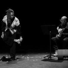 Emmelyne Octavie présente Battements de mots avec le guitariste Thierry (...) © Arnaud Galy 