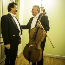 Jin Wang en conversation avec un violoncelliste. © Mihai Barbu - REGARD - www.regard.ro 