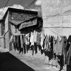 Dans la rue Prunilor, piétonne, chacun semble connaître son voisin. Il y a de (...) © Sylvain Moreau - REGARD - www.regard.ro 