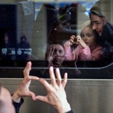 Lviv - A la gare, le père reste et femme et enfant partent en (...) © Flickr - mannhai 