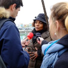 Michaëlle Jean enthousiaste au micron de RFI - Ph : Arnaud Galy - Agora (...)