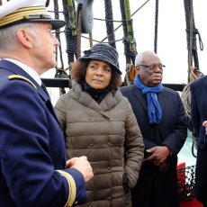 Le commandant Cariou fait la visite à Michaëlle Jean (SG de l'OIF à g) et (...)