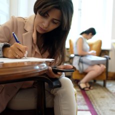 Ahskhen, studieuse... © Arnaud Galy - Agora francophone 