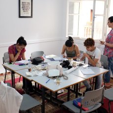 De g à d : Sanaa, Wiam, Fadwa et Jian dans la salle de rédaction (...) © Arnaud Galy - Agora francophone 