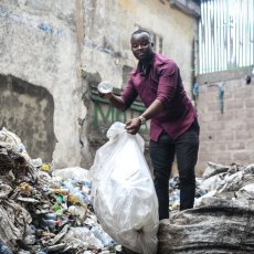 Eric Casinga devant son entrepôt et usine à recyclage des déchets plastiques à (...) © Ley Uwera 