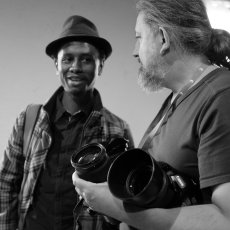 Hakim Bah, auteur guinéen prêt à se faire immortaliser ! Ph : Arnaud Galy - (...)