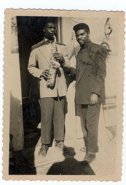 Manu Dibango et Billé Samé - Manu Dibango fréquenta le lycée Jean de la Fontaine à Château Thierry (France). Il est ici, en 1953, en compagnie de son copain Billé Samé, sur la terrasse de la maison d'une famille amie ! La famille Bordes. © Guy Bordes (Sincères remerciements à Alain et Chantal Bordes qui ont aimablement offert cette photo familiale à Agora francophone)