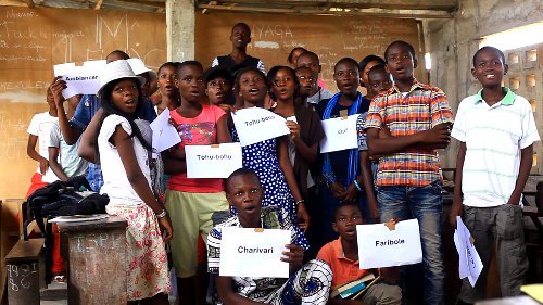 Classe de collégiens togolais lisant son slam... - © Autre Monde Communication – Caravane des dix mots Togo 2014