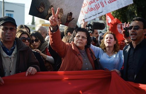 Tunisiens rassemblés devant le Musée du Bardo le lendemain de l’attaque en signe de solidarité contre le terrorisme, en chantant : « Tunisie libre libre » - © Jennifer Ciochon