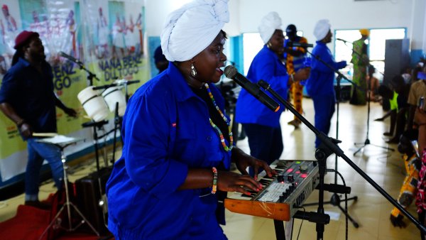 Premier des trois concerts des Nana Benz du Togo, au CLAC de Tchamba. - © Arnaud Galy - Agora francophone