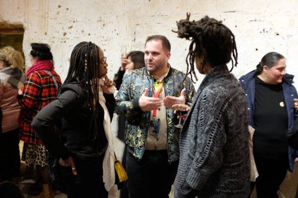 Quentin Carrissimo-Bertola entouré des autrices, Fatou Sy et Claudia Chimwa - © Arnaud Galy - Agora francophone