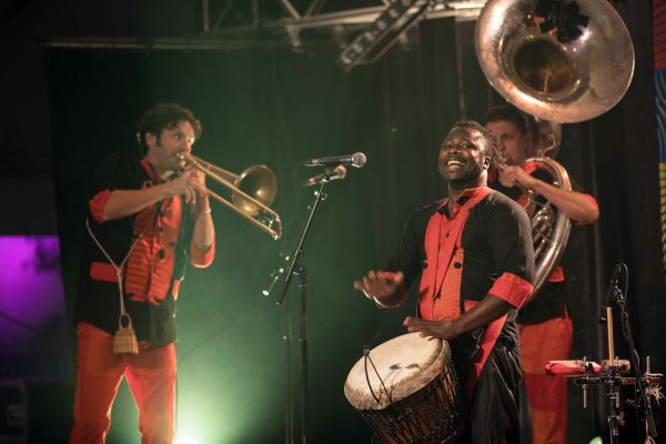 Le Mandé Brass Band survolte les 