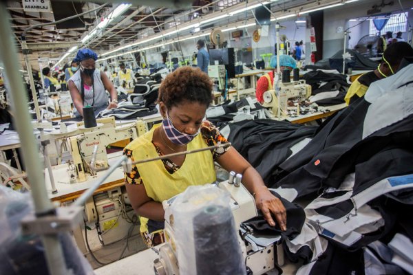 Dans une usine de production de textiles - © Pierre Michel Jean