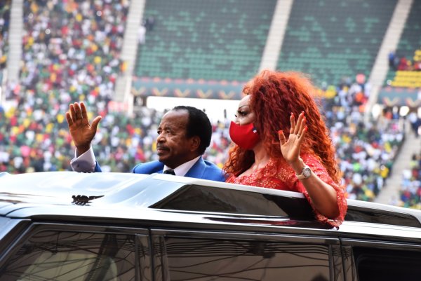 Le couple présidentiel, Paul et Chantal Biya, lors de l’ouverture de la Coupe d’Afrique des Nations, dans le stade Olembé (Cameroun) en janvier 2022 - © wikimedia commons - Jean Pierre Kepseu