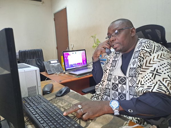Cheick Oumar Sangaré dans son bureau à la rédaction de l’ORTM - © Aimablement prêtée par Cheick Oumar Sangaré